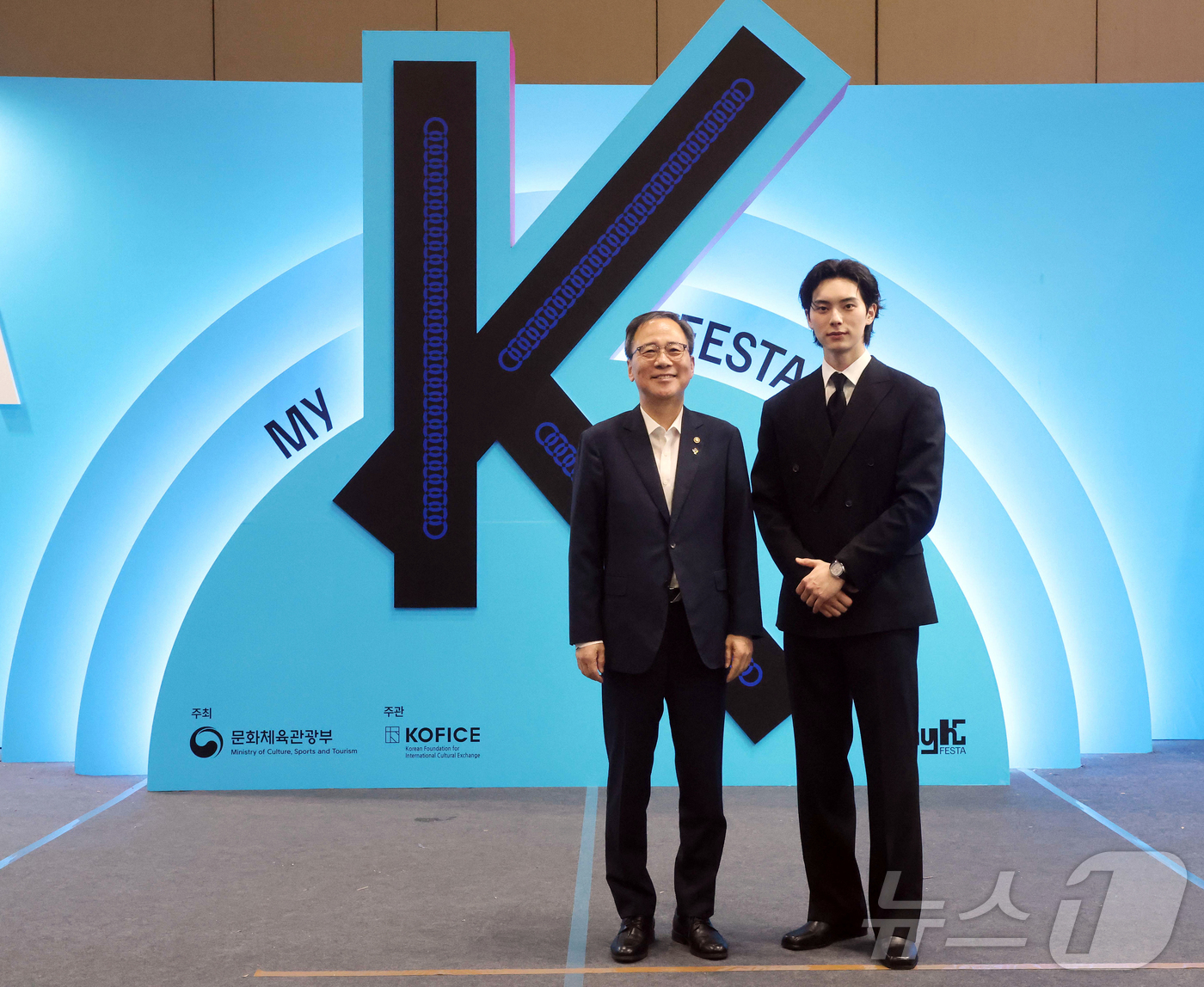 (서울=뉴스1) 김진환 기자 = 김영수 문화체육관광부 제1차관이 지난 26일 경기도 고양 킨텍스에서 열린 MyK FESTA에서 홍보대사 배우 이채민과 기념촬영을 하고 있다. (문화 …