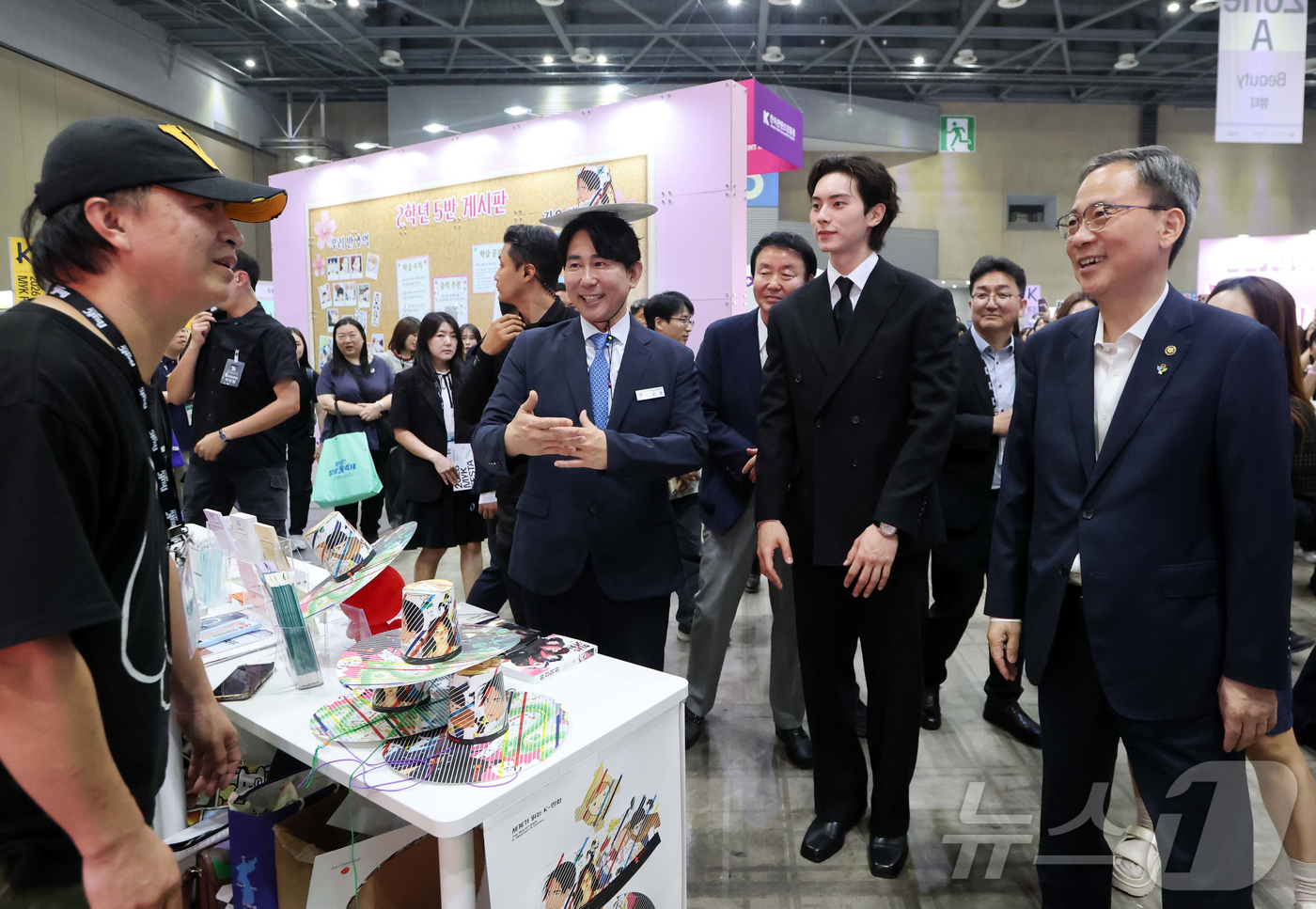 (서울=뉴스1) 김진환 기자 = 김영수 문화체육관광부 제1차관이 지난 26일 경기도 고양 킨텍스에서 열린 MyK FESTA에서 홍보대사 배우 이채민과 부스를 둘러보고 있다. (문화 …
