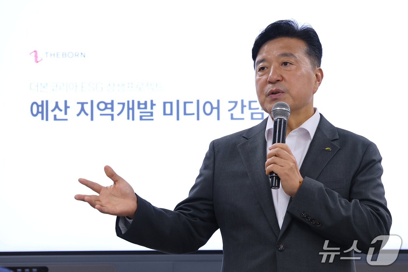 본문 이미지 - 최재구 예산군수가 26일 오전 충남 예산 더본코리아 외식산업개발원에서 열린 미디어 간담회에서 발언하고 있다.(더본코리아 제공)