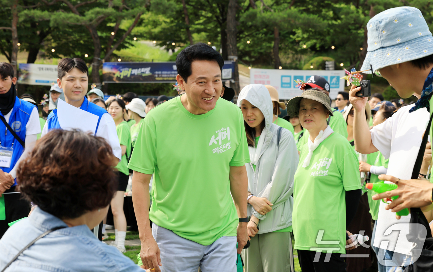 (서울=뉴스1) 이호윤 기자 = 오세훈 서울시장이 27일 서울 중구 백범광장에서 열린 2026 남산 서머 페스티벌에서 참가자들과 인사를 나누고 있다. 2026.6.27/뉴스1