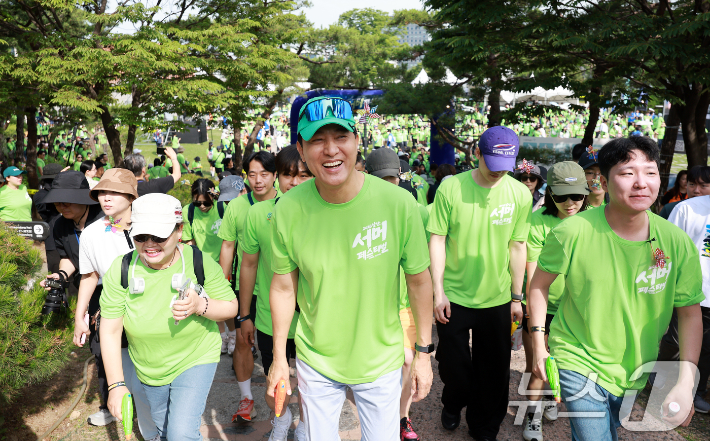 (서울=뉴스1) 이호윤 기자 = 오세훈 서울시장이 27일 서울 중구 백범광장에서 열린 2026 남산 서머 페스티벌에서 참가자들과 함께 코스를 걷고 있다. 2026.6.27/뉴스1