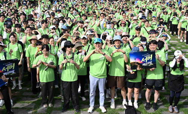 오세훈, 남산 서머 페스티벌 참석…시민 약 1000명과 '여름 산책'
