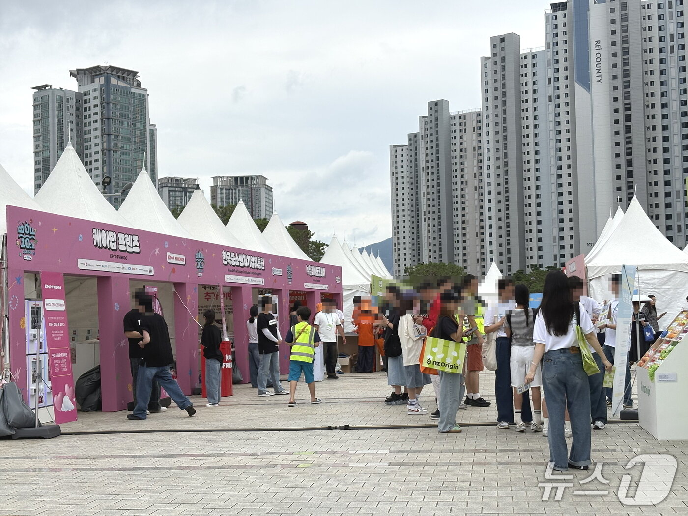 본문 이미지 - 27일 낮 12시쯤 부산 연제구 거제동 부산 아시아드주경기장 일대에 마련된 부스 체험 행사에 참여하기 위해 사람들이 모여 있다. 2026.6.27 ⓒ 뉴스1 박서현 기자