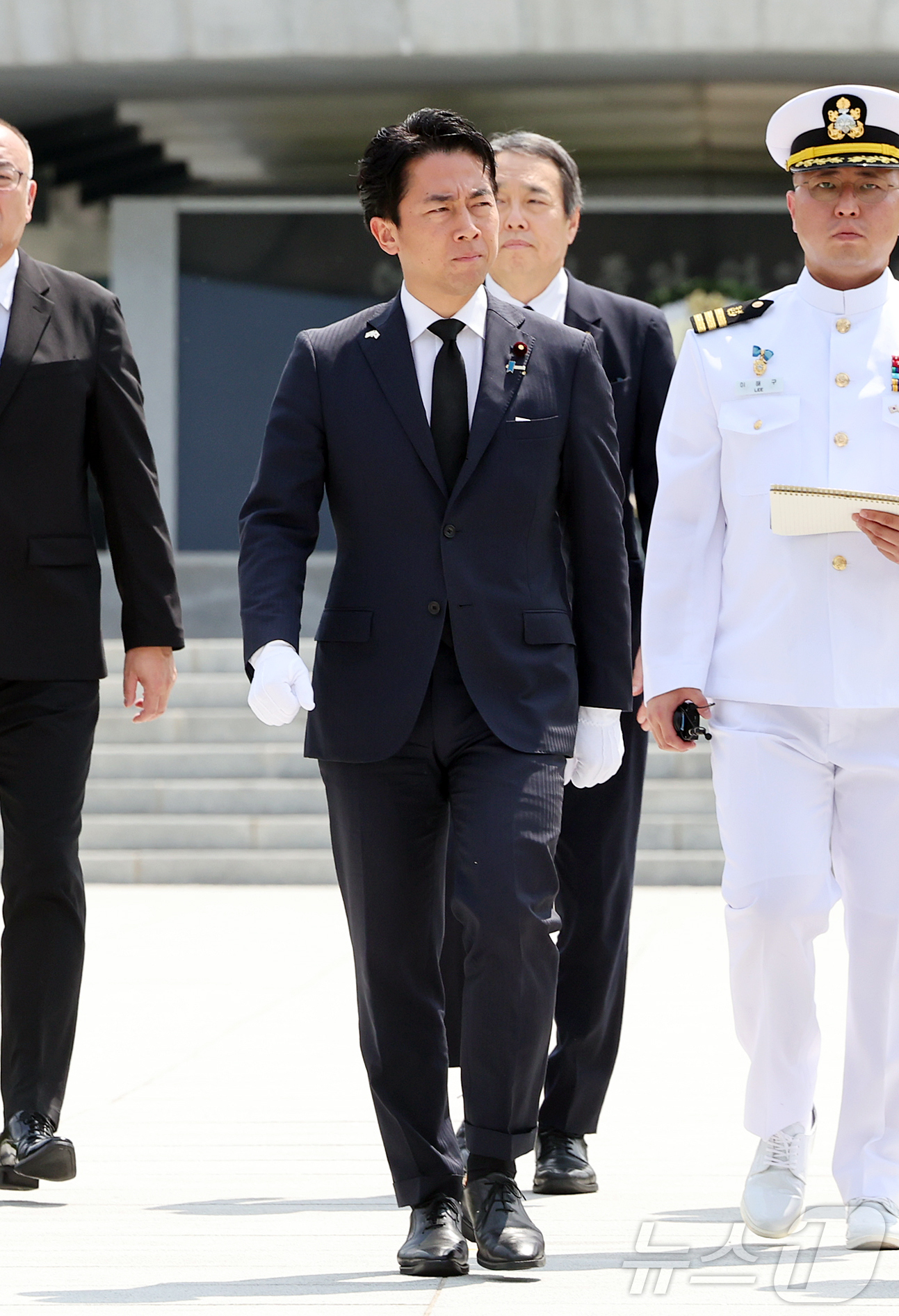 (서울=뉴스1) 김진환 기자 = 한일 국방장관 회담을 위해 방한한 고이즈미 신지로 일본 방위상이 27일 서울 동작구 국립서울현충원을 찾아 현충탑 참배를 마친 뒤 이동하고 있다.일본 …