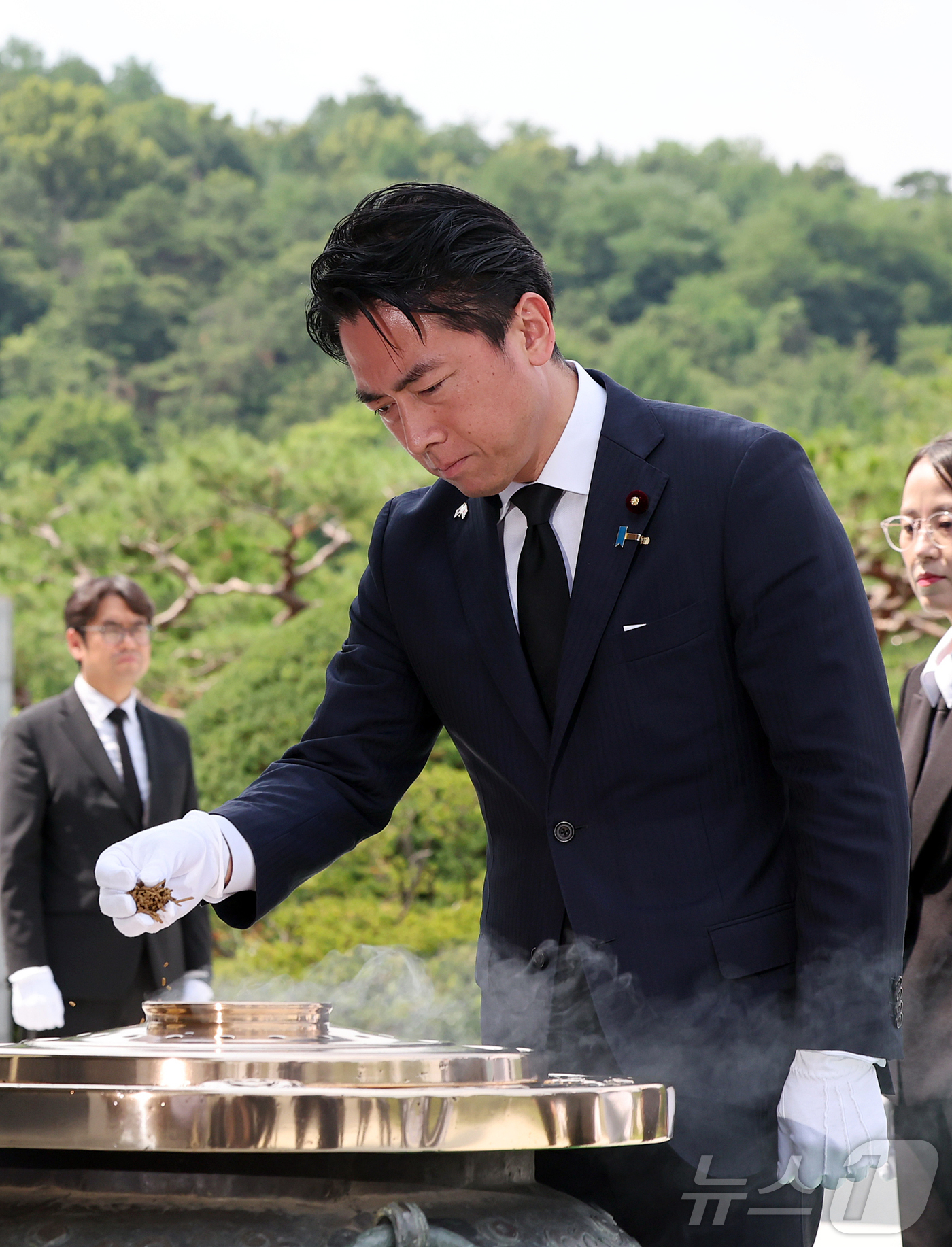 (서울=뉴스1) 김진환 기자 = 한일 국방장관 회담을 위해 방한한 고이즈미 신지로 일본 방위상이 27일 서울 동작구 국립서울현충원을 찾아 현충탑에 참배하고 있다.일본 방위상이 양자 …