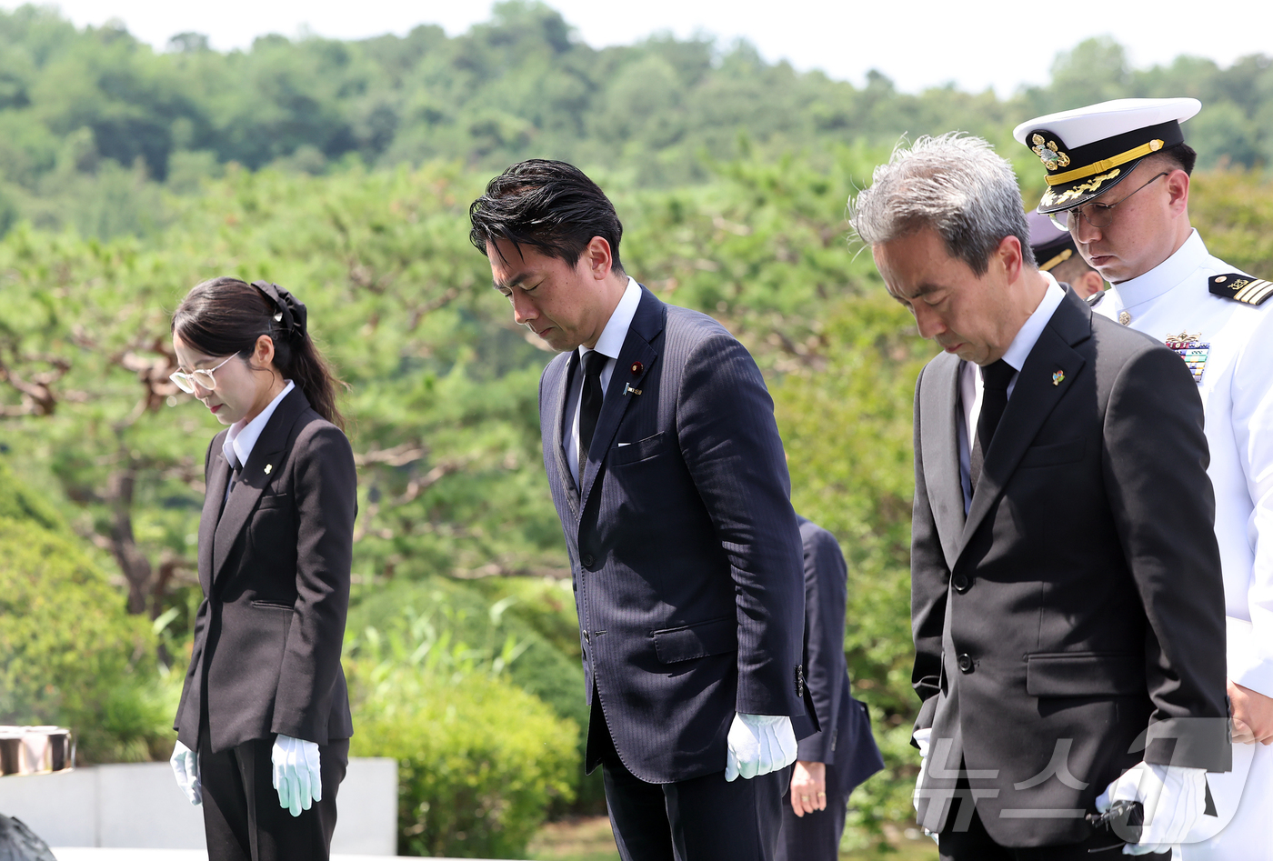 (서울=뉴스1) 김진환 기자 = 한일 국방장관 회담을 위해 방한한 고이즈미 신지로 일본 방위상이 27일 서울 동작구 국립서울현충원을 찾아 현충탑에 묵념하고 있다.일본 방위상이 양자 …