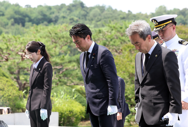 현충탑 참배하는 고이즈미 신지로 日 방위상
