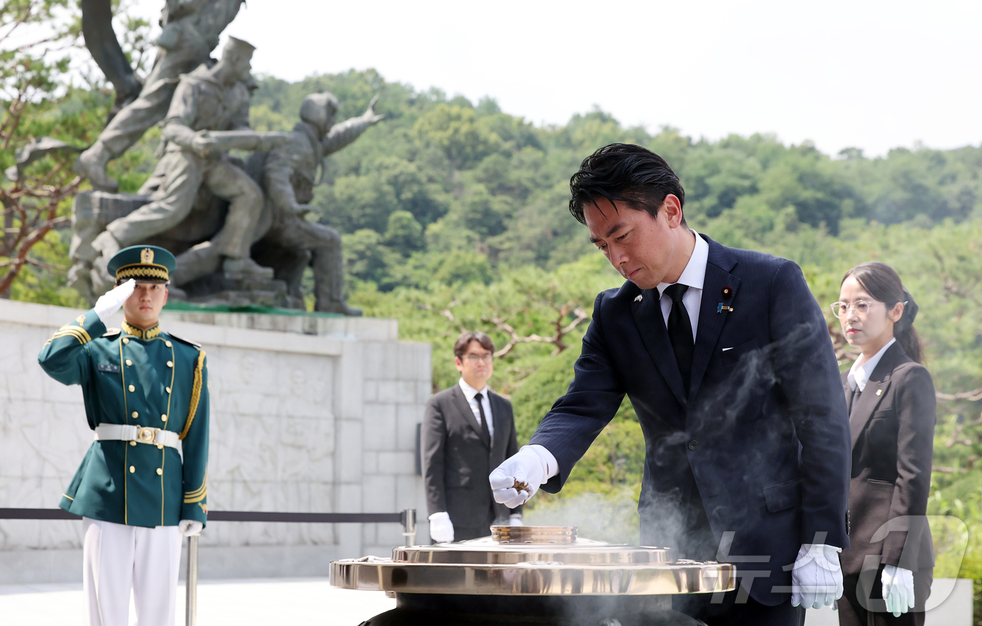 (서울=뉴스1) 김진환 기자 = 한일 국방장관 회담을 위해 방한한 고이즈미 신지로 일본 방위상이 27일 서울 동작구 국립서울현충원을 찾아 현충탑에 참배하고 있다.일본 방위상이 양자 …