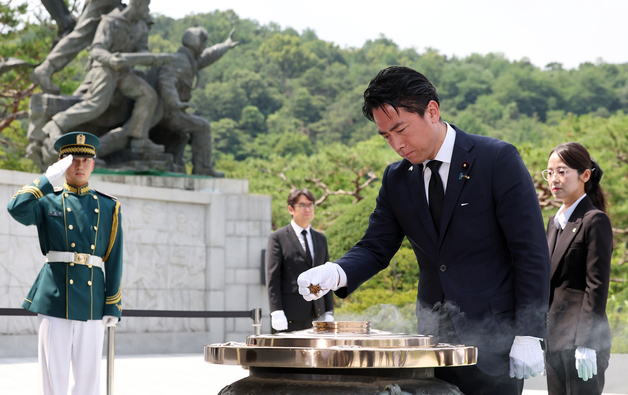 고이즈미 신지로 日 방위상, 현충탑 참배