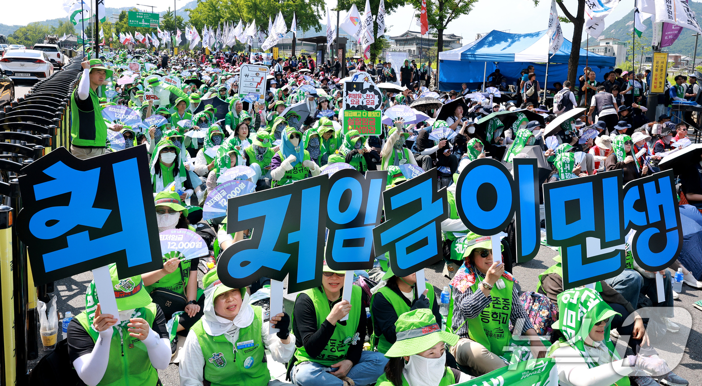 (서울=뉴스1) 이호윤 기자 = 27일 서울 종로구 송현광장 앞에서 열린 민주노총 비정규직 노동자 결의대회에서 참석자들이 '최저임금 확대적용 및 원청교섭·노정교섭 쟁취' 등을 촉구 …
