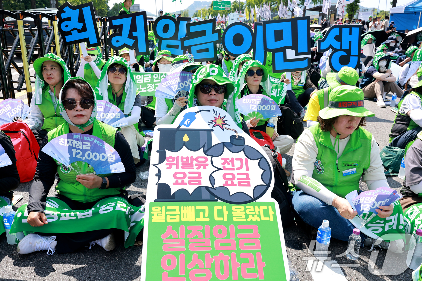 (서울=뉴스1) 이호윤 기자 = 27일 서울 종로구 송현광장 앞에서 열린 민주노총 비정규직 노동자 결의대회에서 참석자들이 '최저임금 확대적용 및 원청교섭·노정교섭 쟁취' 등을 촉구 …