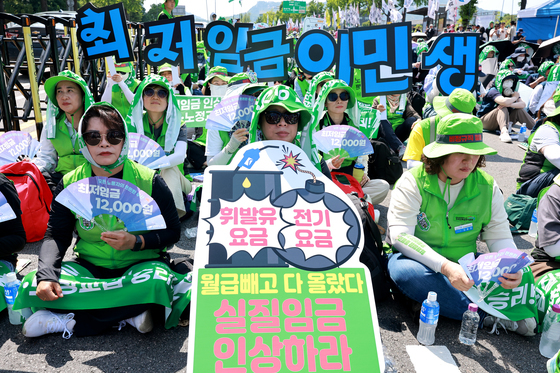 '월급빼고 다 올랐다' 최저임금 인상 요구하는 민주노총 조합원들
