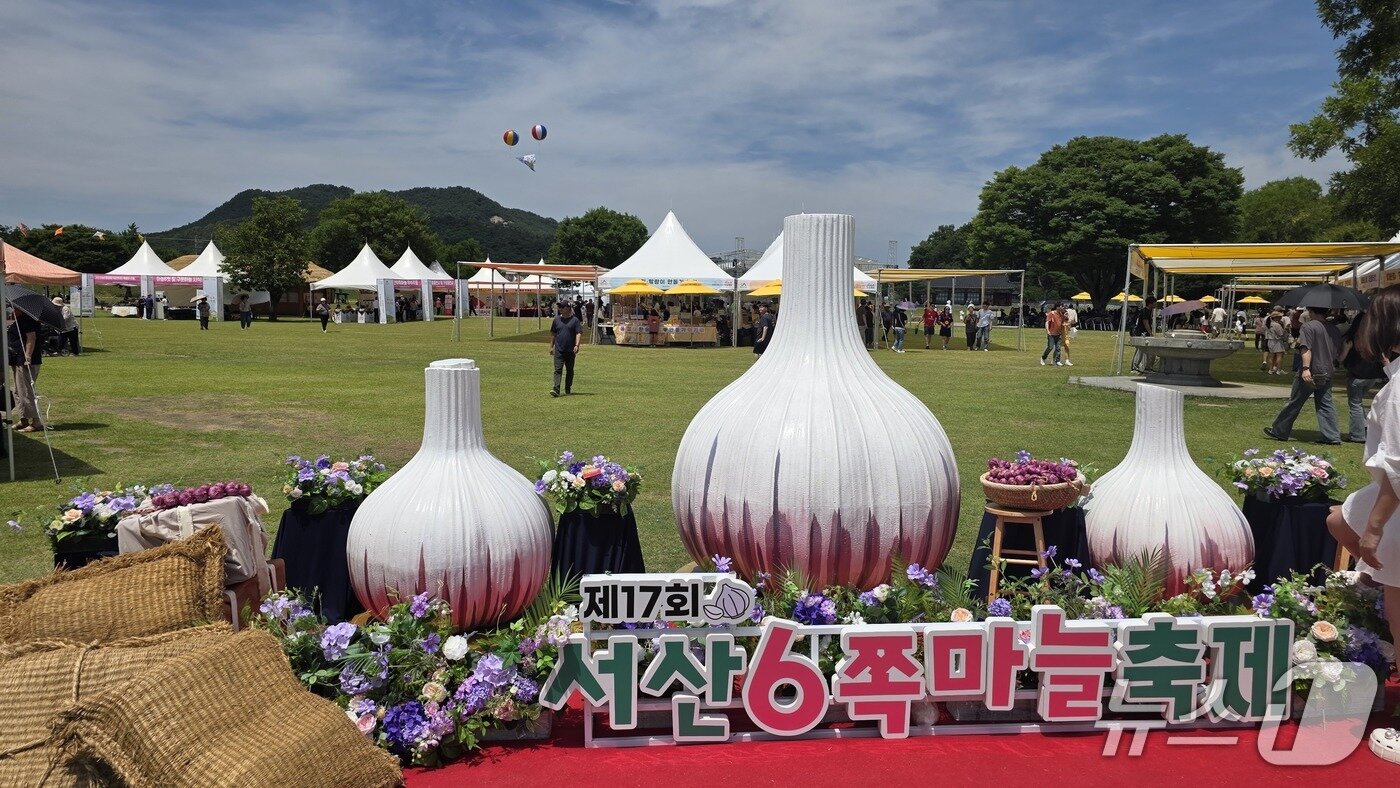 본문 이미지 - 해미읍성에 마련된 서산육쪽마늘 축제장 모습ⓒ 뉴스1 김태완 기자