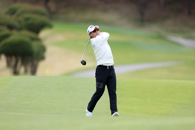 '164번째 도전' 정한밀, KPGA 군산 CC 오픈 3R도 선두…우승 보인다