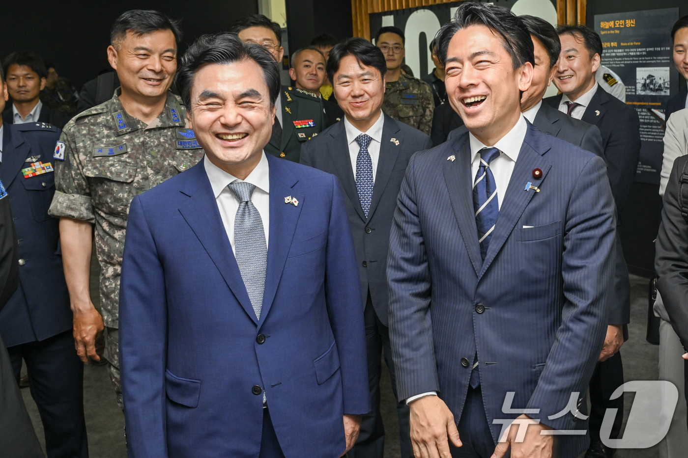 (서울=뉴스1) 이호윤 기자 = 안규백 국방부 장관과 고이즈미 신지로 일본 방위대신이 27일 공군 블랙이글스 부대를 방문해 기념촬영을 하고 있다. (국방부 제공. 재판매 및 DB …