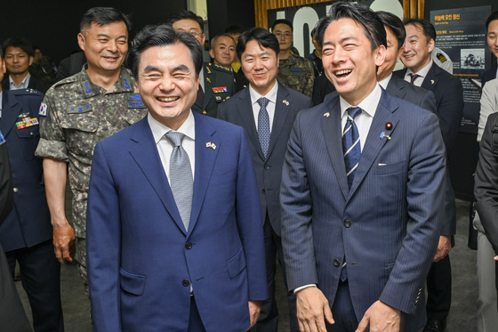 기념촬영하는 안규백 장관과 고이즈미 대신