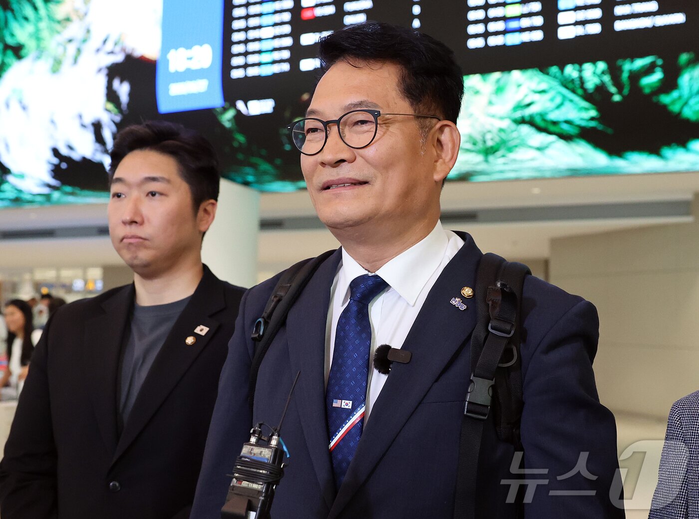 본문 이미지 - 송영길 더불어민주당 의원이 27일 오후 국회의장 특사 자격으로 미국 방문을 마치고 인천국제공항 제2터미널을 통해 귀국 후 취재진 질문에 답변하고 있다. 2026.6.27 ⓒ 뉴스1 김진환 기자