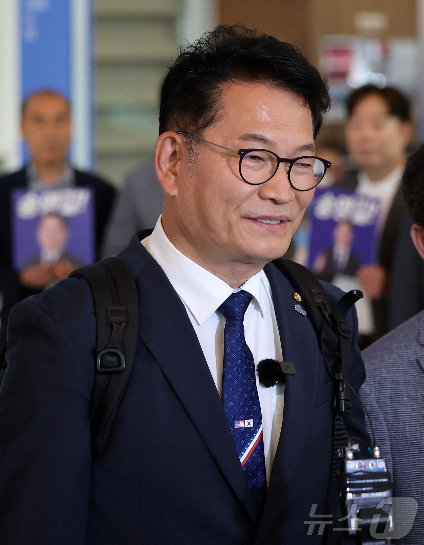 (인천공항=뉴스1) 김진환 기자 = 송영길 더불어민주당 의원이 27일 오후 국회의장 특사 자격으로 미국 방문을 마치고 인천국제공항 제2터미널을 통해 귀국 후 취재진 질문에 답변하고 …