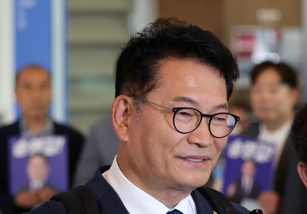 취재진 질문에 답변하는 송영길 의원