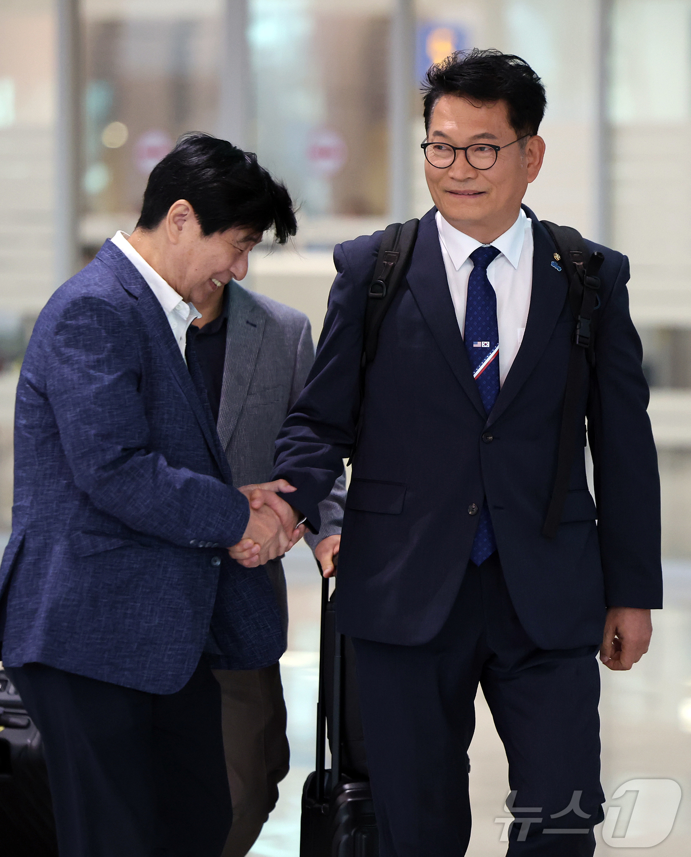 (인천공항=뉴스1) 김진환 기자 = 송영길 더불어민주당 의원이 27일 오후 국회의장 특사 자격으로 미국 방문을 마치고 인천국제공항 제2터미널을 통해 귀국하며 관계자와 인사를 나누고 …