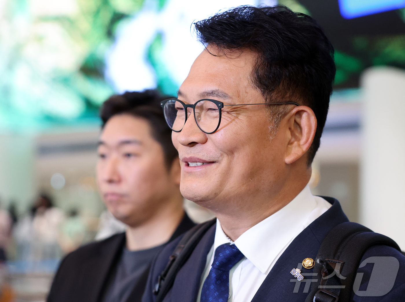 (인천공항=뉴스1) 김진환 기자 = 송영길 더불어민주당 의원이 27일 오후 국회의장 특사 자격으로 미국 방문을 마치고 인천국제공항 제2터미널을 통해 귀국 후 취재진 질문에 답변하고 …