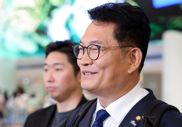 취재진 질문에 답변하는 송영길 의원