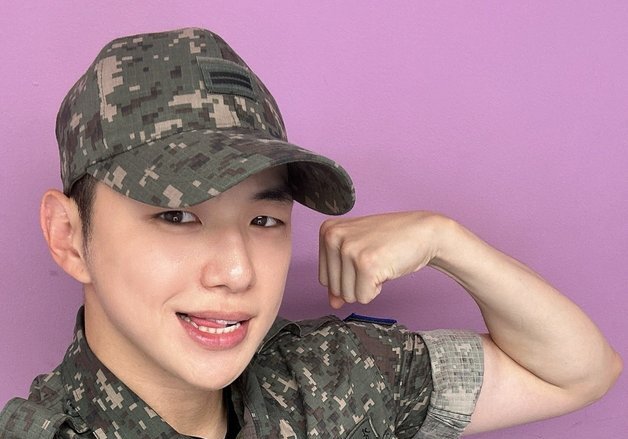 강다니엘, 군 복무 중 '벌크업' 성공…떡 벌어진 어깨 [N샷]