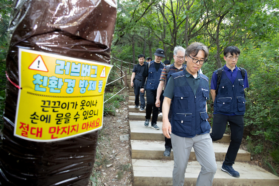 계양산  러브버그 방제 현장 점검 나선 금한승 기후부 1차관