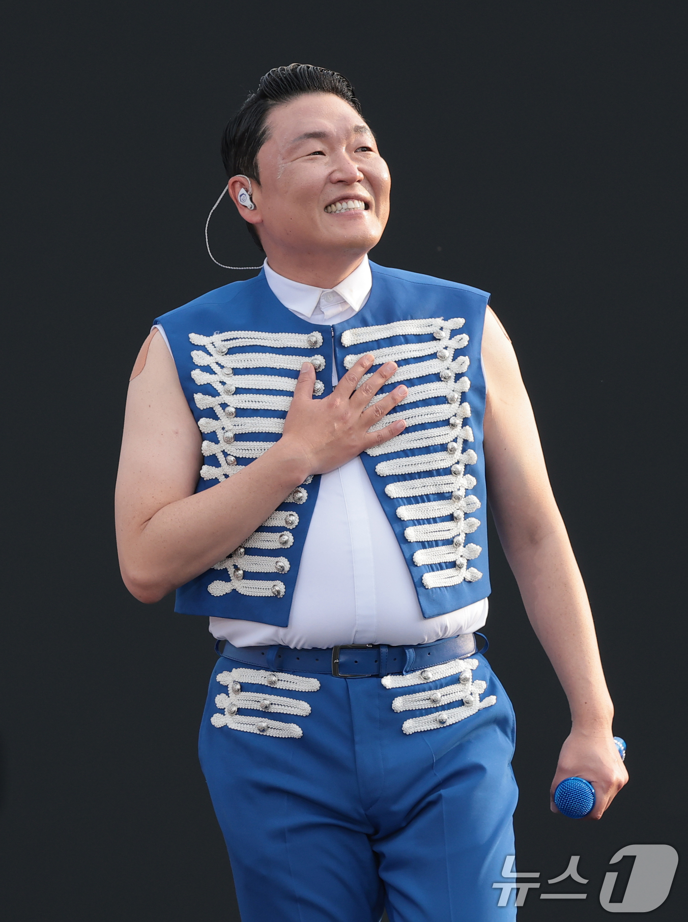 (의정부=뉴스1) 권현진 기자 = 가수 싸이가 27일 오후 의정부종합운동장에서 열린 '싸이흠뻑쇼 서머스웨그2026'에서 화려한 무대를 선보이고 있다. 2026.6.27/뉴스1