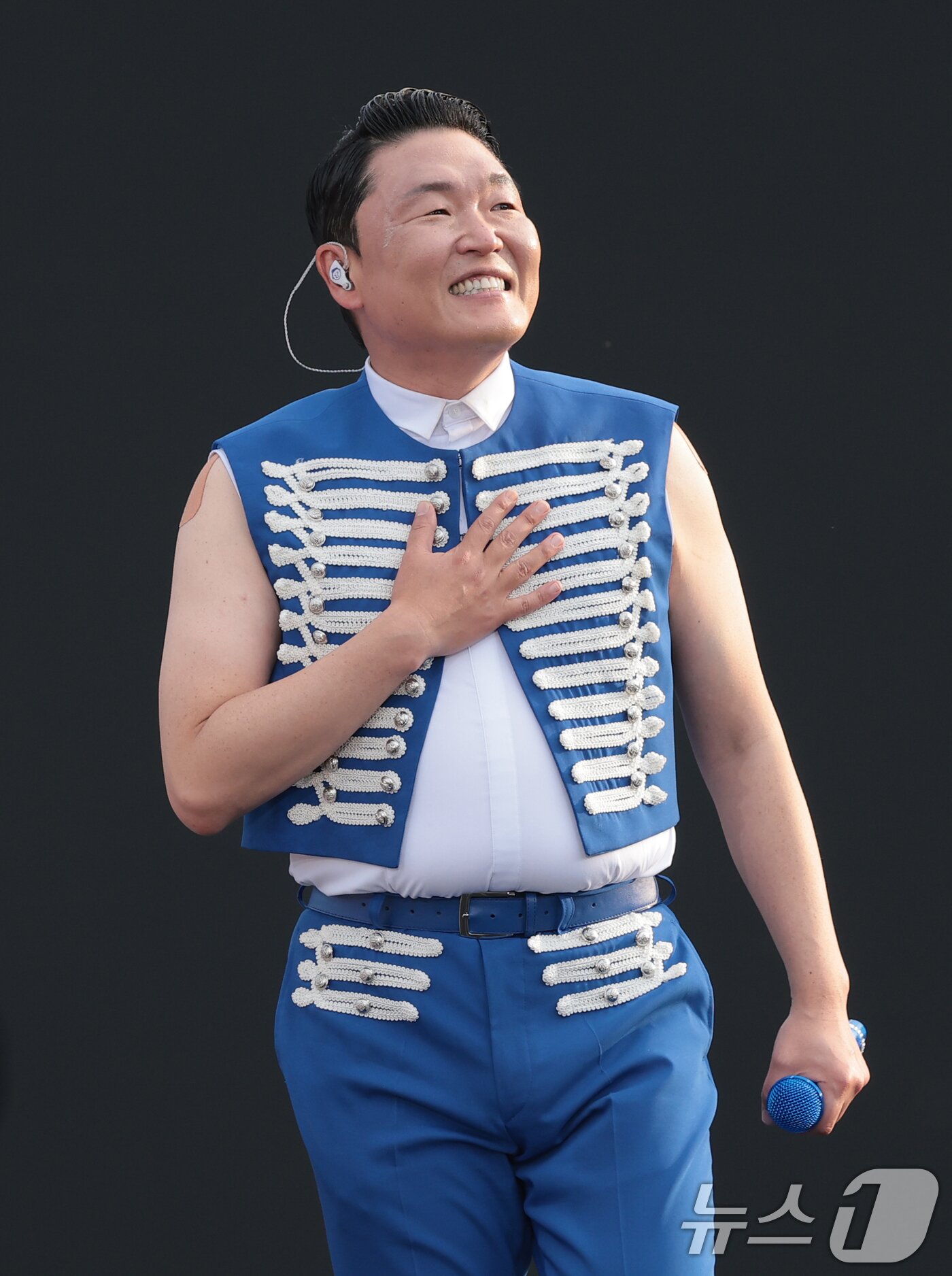 본문 이미지 - 가수 싸이가 27일 오후 의정부종합운동장에서 열린 '싸이흠뻑쇼 서머스웨그2026'에서 화려한 무대를 선보이고 있다. 2026.6.27 ⓒ 뉴스1 권현진 기자