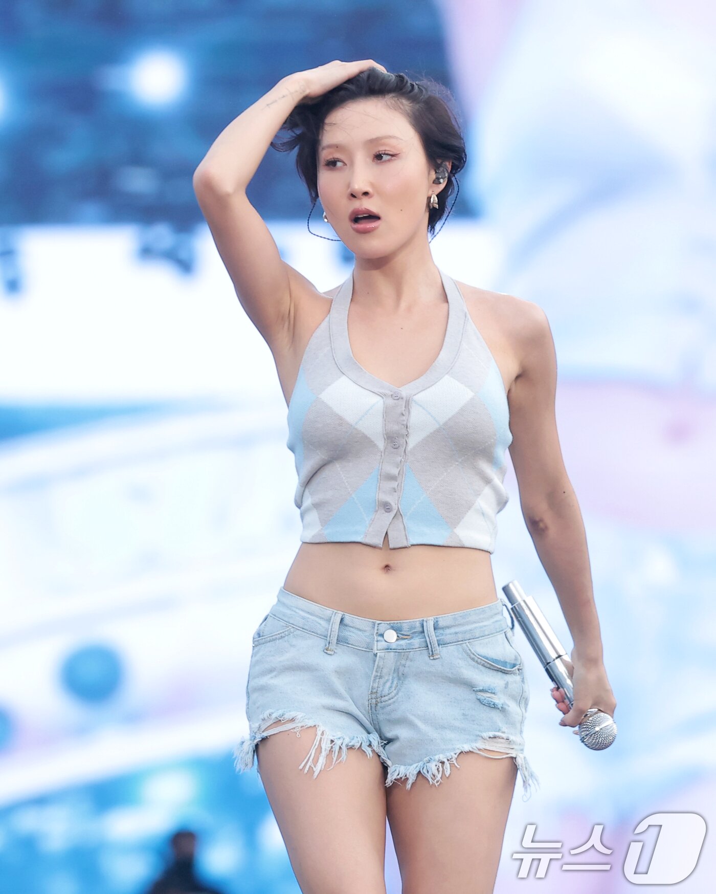 본문 이미지 - 가수 화사가 27일 오후 의정부종합운동장에서 열린 '싸이흠뻑쇼 서머스웨그2026'에서 화려한 무대를 선보이고 있다. 2026.6.27 ⓒ 뉴스1 권현진 기자