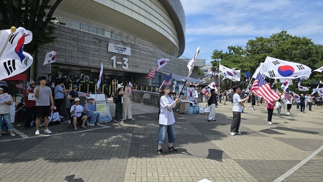 '재선거 요구' 개표소 봉쇄시위 23일째…홍대 일대 행진도