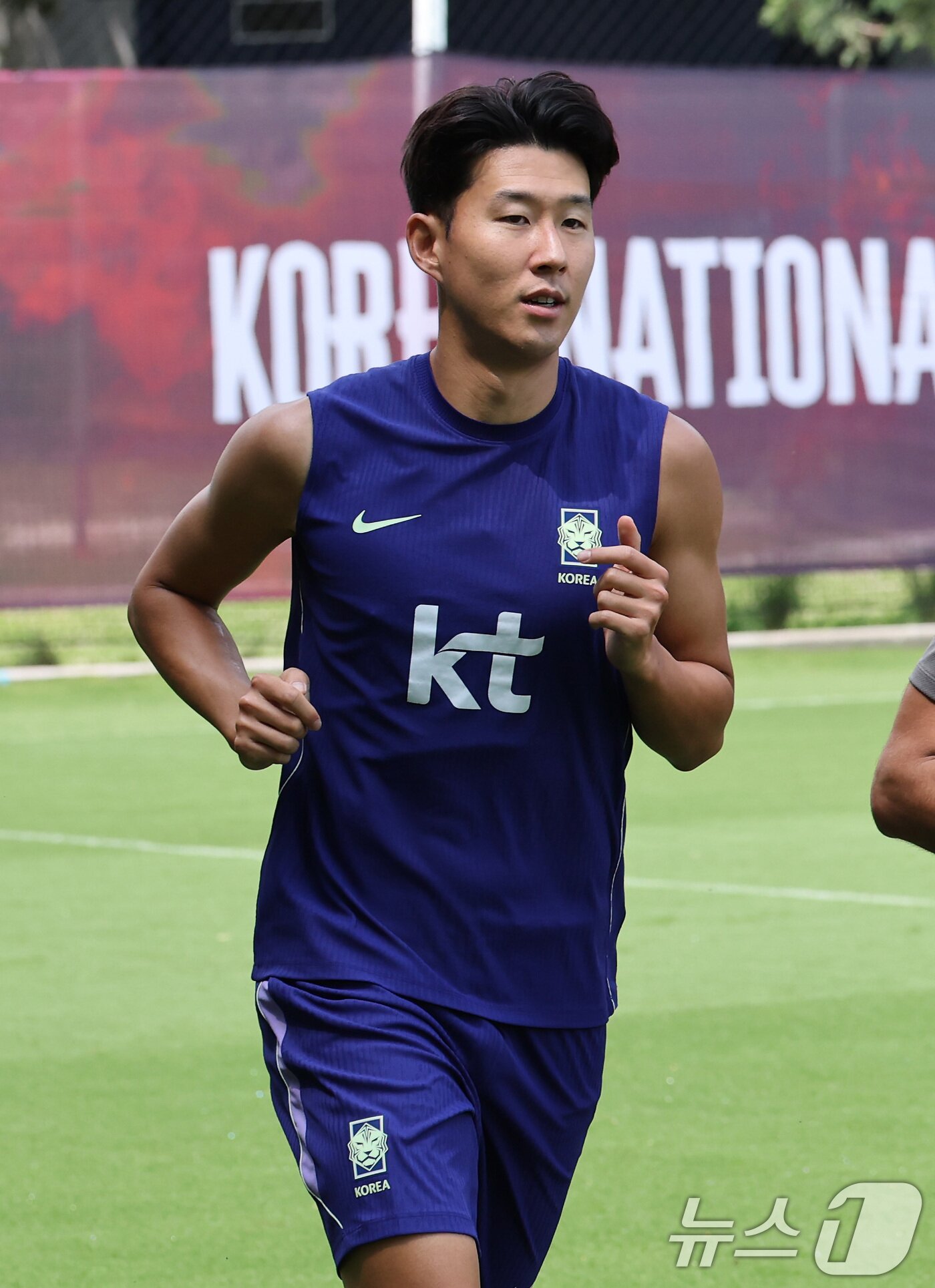 본문 이미지 - 대한민국 축구국가대표팀 손흥민이 27일(현지시간) 멕시코 과달라하라 인근 대한민국 축구대표팀의 베이스캠프 훈련장인 치바스 바예 베르데에서 훈련을 하고 있다. 2026.6.28 ⓒ 뉴스1 임세영 기자