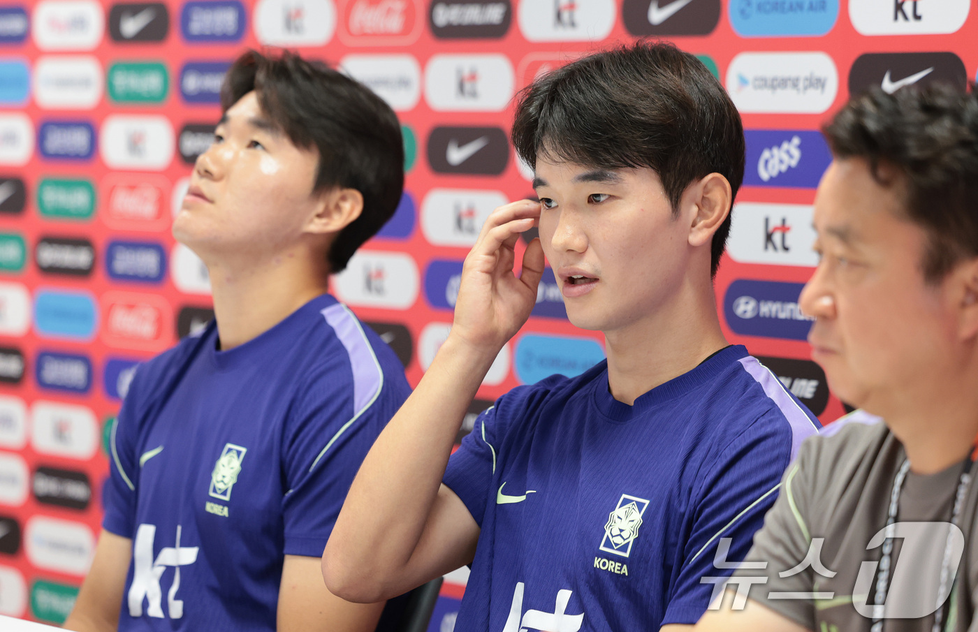 (과달라하라(멕시코)=뉴스1) 박지혜 기자 = 한국 축구 국가대표팀 김진규와 양현준이 27일(현지시간) 멕시코 과달라하라 인근 사포판 치바스 바예 베르데 훈련장에 마련된 베이스캠프 …