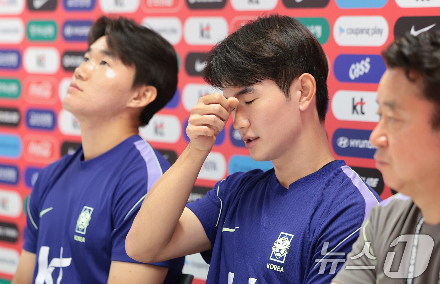 본문 이미지 - 한국 축구 국가대표팀 김진규가 27일(현지시간) 멕시코 과달라하라 인근 사포판 치바스 바예 베르데 훈련장에 마련된 베이스캠프에서 인터뷰 중 땀을 닦고 있다. 2026.6.28 ⓒ 뉴스1 박지혜 기자