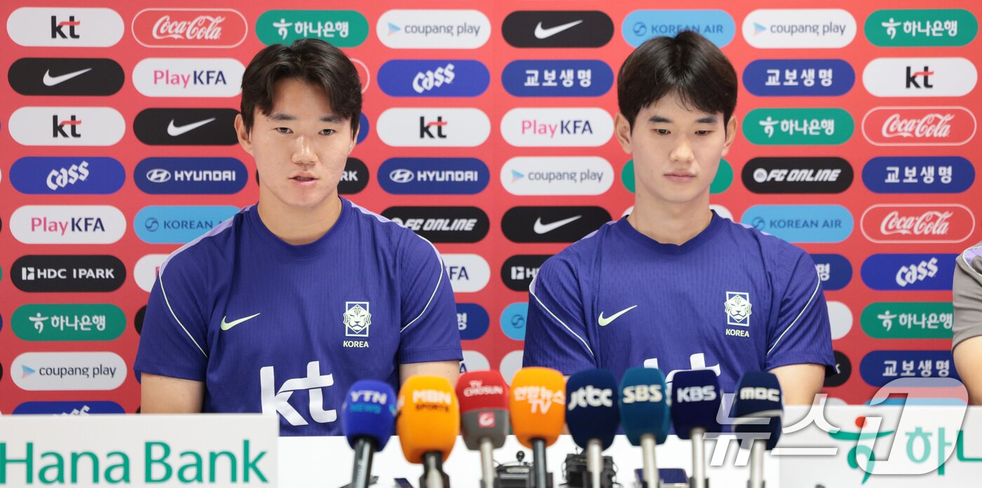 본문 이미지 - 한국 축구 국가대표팀 김진규(오른쪽)와 양현준이 27일(현지시간) 멕시코 과달라하라 인근 사포판 치바스 바예 베르데 훈련장에 마련된 베이스캠프에서 훈련 전 인터뷰를 하고 있다. 2026.6.28 ⓒ 뉴스1 박지혜 기자