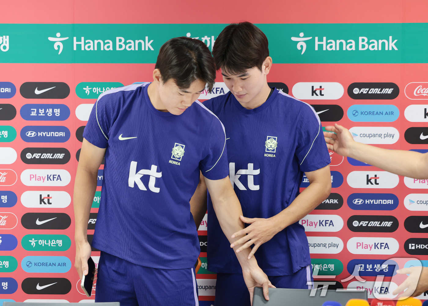 (과달라하라(멕시코)=뉴스1) 박지혜 기자 = 한국 축구 국가대표팀 김진규와 양현준이 27일(현지시간) 멕시코 과달라하라 인근 사포판 치바스 바예 베르데 훈련장에 마련된 베이스캠프 …