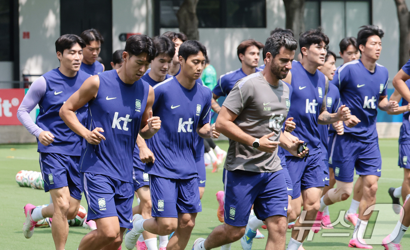 (과달라하라(멕시코)=뉴스1) 박지혜 기자 = 한국 축구 국가대표팀 주장 손흥민을 비롯한 선수들이 27일(현지시간) 멕시코 과달라하라 인근 사포판 치바스 바예 베르데 훈련장에 마련 …