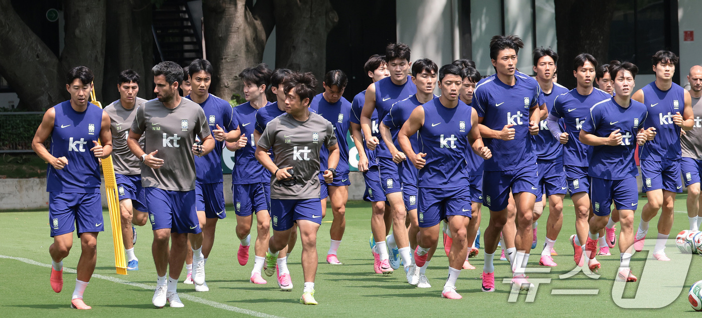 (과달라하라(멕시코)=뉴스1) 박지혜 기자 = 한국 축구 국가대표팀 주장 손흥민을 비롯한 선수들이 27일(현지시간) 멕시코 과달라하라 인근 사포판 치바스 바예 베르데 훈련장에 마련 …