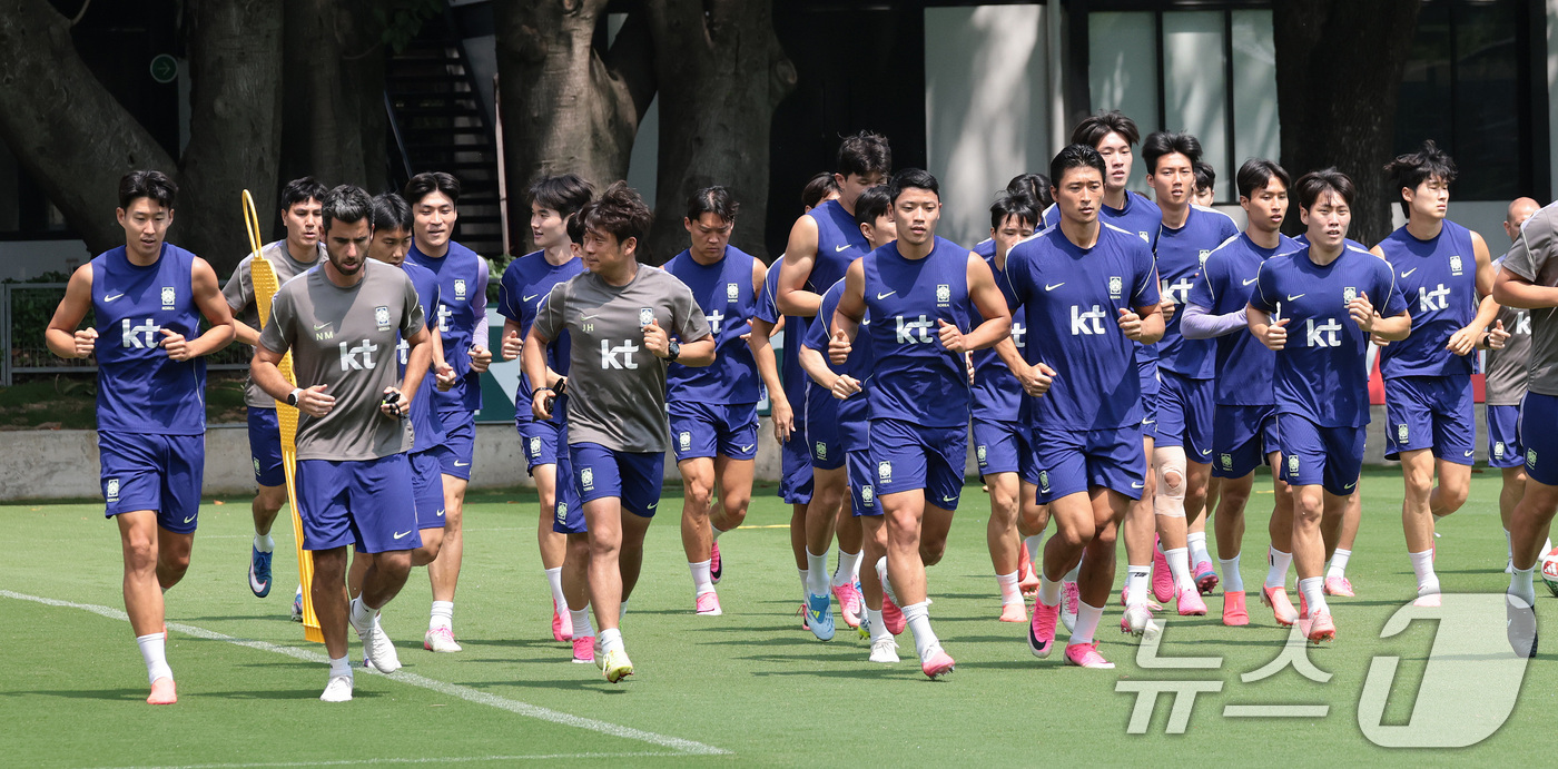 (과달라하라(멕시코)=뉴스1) 박지혜 기자 = 한국 축구 국가대표팀 주장 손흥민을 비롯한 선수들이 27일(현지시간) 멕시코 과달라하라 인근 사포판 치바스 바예 베르데 훈련장에 마련 …