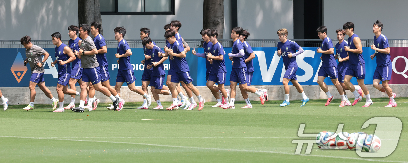(과달라하라(멕시코)=뉴스1) 박지혜 기자 = 한국 축구 국가대표팀 주장 손흥민을 비롯한 선수들이 27일(현지시간) 멕시코 과달라하라 인근 사포판 치바스 바예 베르데 훈련장에 마련 …