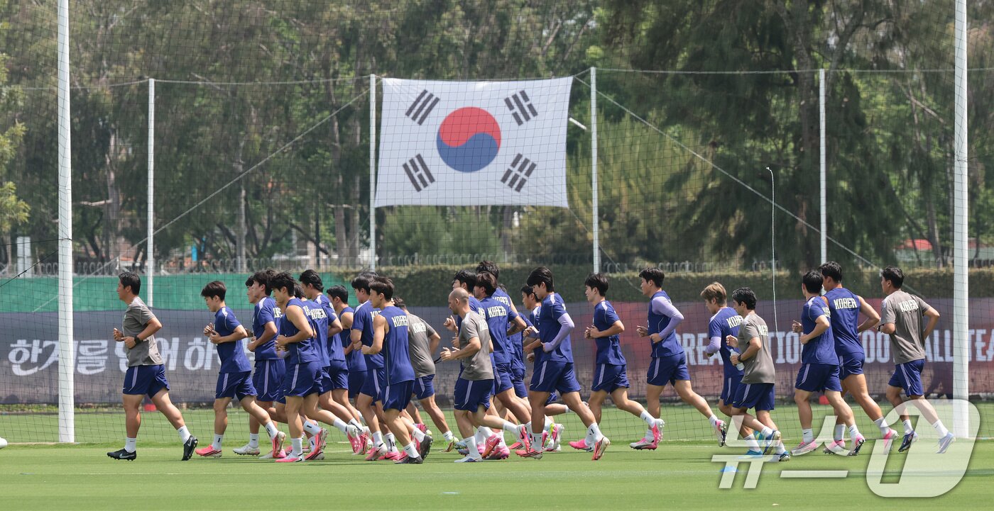 본문 이미지 - 한국 축구 국가대표팀 선수들이 27일(현지시간) 멕시코 과달라하라 인근 사포판 치바스 바예 베르데 훈련장에 마련된 베이스캠프에서 훈련을 하고 있다. 2026.6.28 ⓒ 뉴스1 박지혜 기자