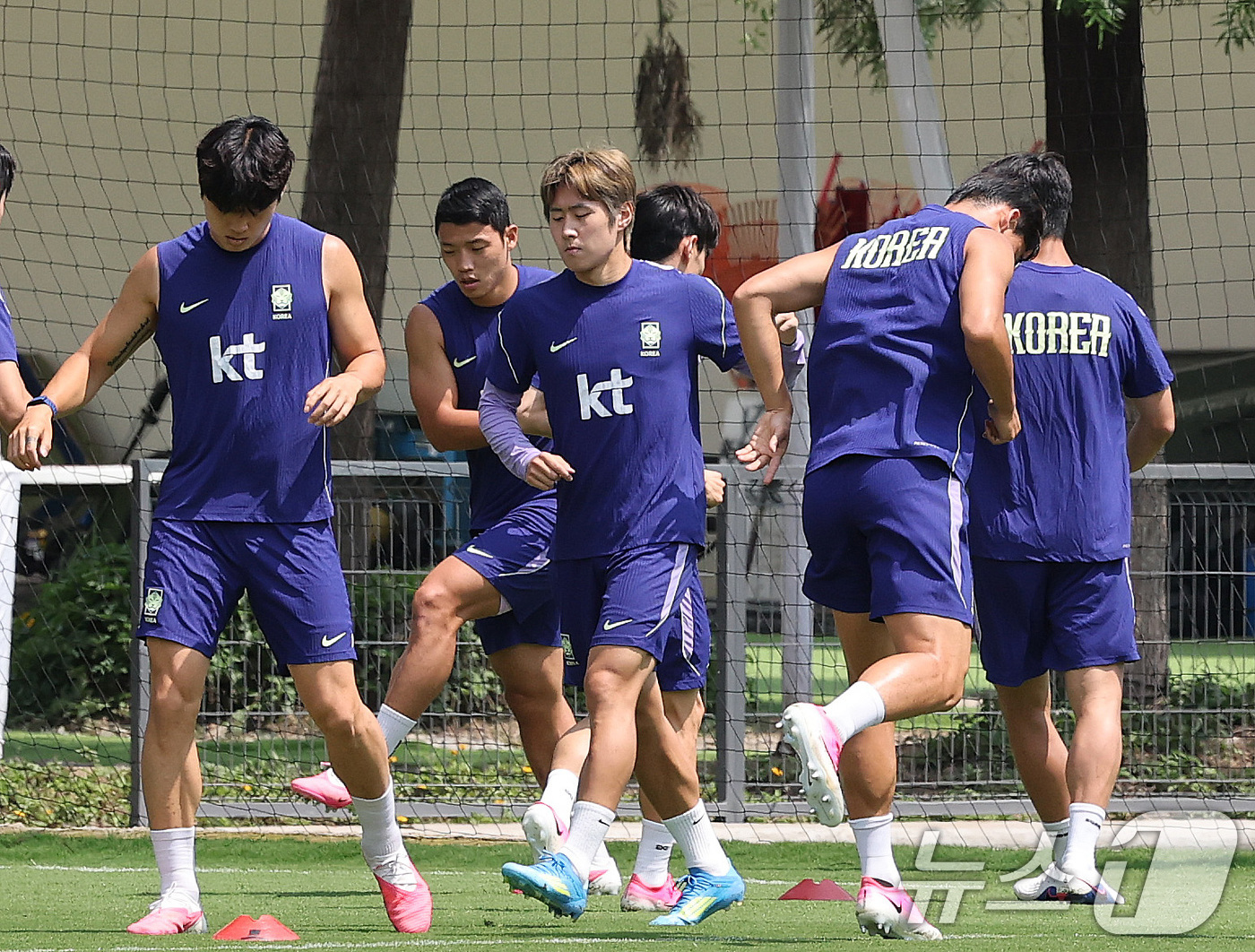 (과달라하라(멕시코)=뉴스1) 임세영 기자 = 대한민국 축구국가대표팀 이강인을 비롯한 선수들이 27일(현지시간) 멕시코 과달라하라 인근 대한민국 축구대표팀의 베이스캠프 훈련장인 치 …