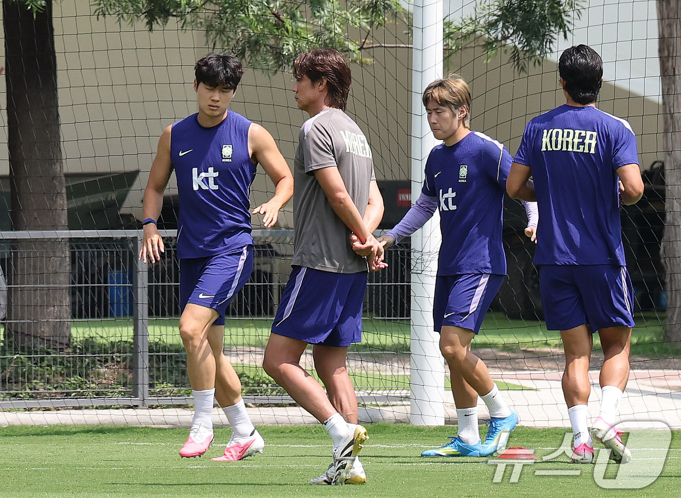 (과달라하라(멕시코)=뉴스1) 임세영 기자 = 홍명보 대한민국 축구국가대표팀 감독이 27일(현지시간) 멕시코 과달라하라 인근 대한민국 축구대표팀의 베이스캠프 훈련장인 치바스 바예 …