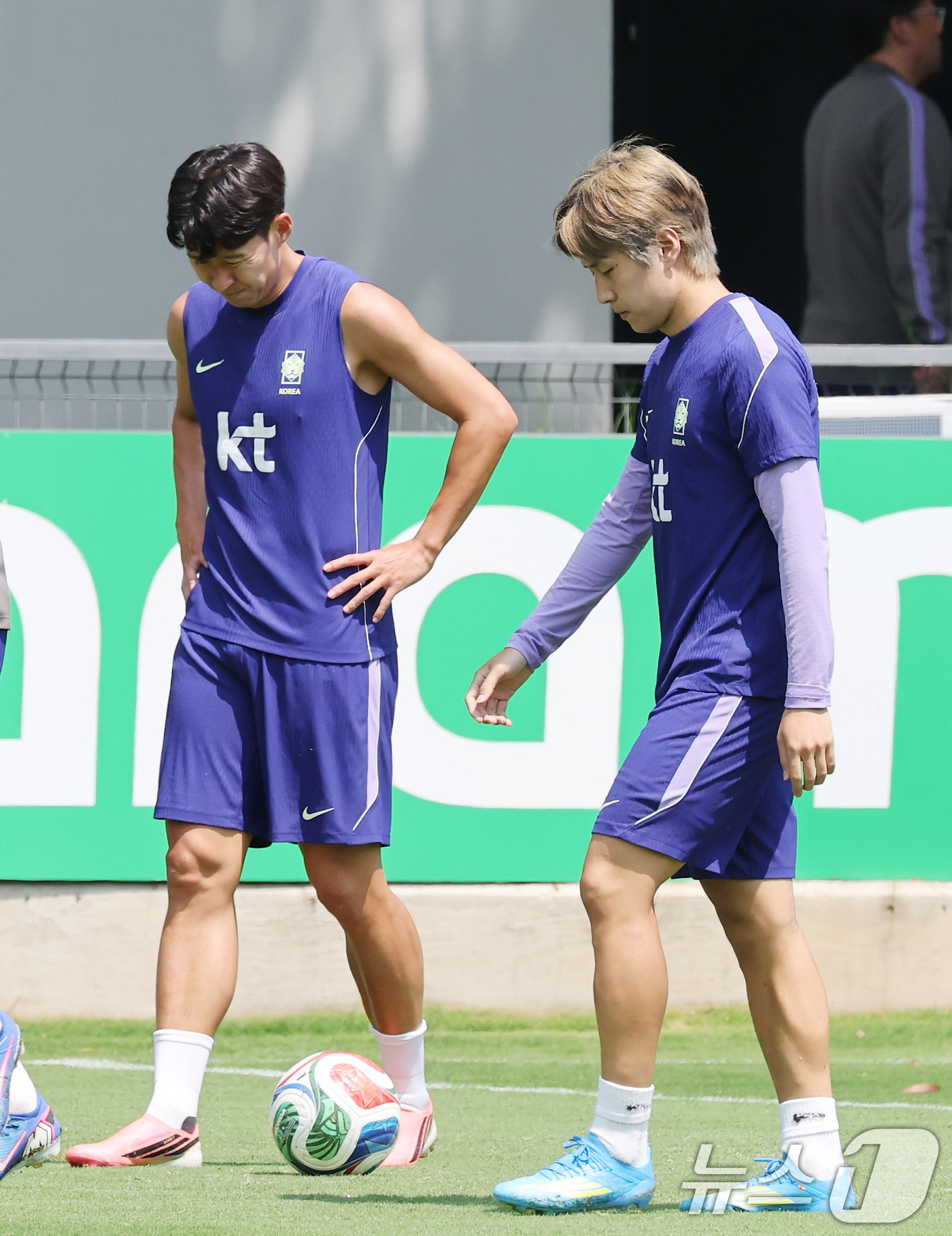 (과달라하라(멕시코)=뉴스1) 임세영 기자 = 대한민국 축구국가대표팀 손흥민과 이강인이 27일(현지시간) 멕시코 과달라하라 인근 대한민국 축구대표팀의 베이스캠프 훈련장인 치바스 바 …