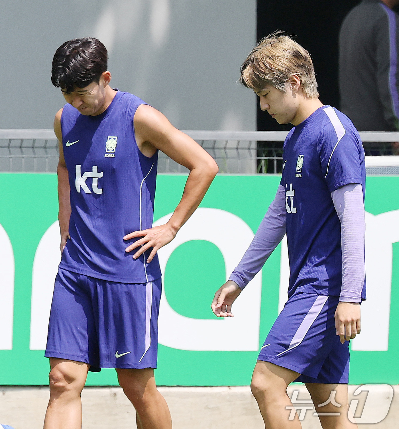 (과달라하라(멕시코)=뉴스1) 임세영 기자 = 대한민국 축구국가대표팀 손흥민과 이강인이 27일(현지시간) 멕시코 과달라하라 인근 대한민국 축구대표팀의 베이스캠프 훈련장인 치바스 바 …