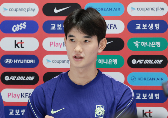 인터뷰 하는 김진규