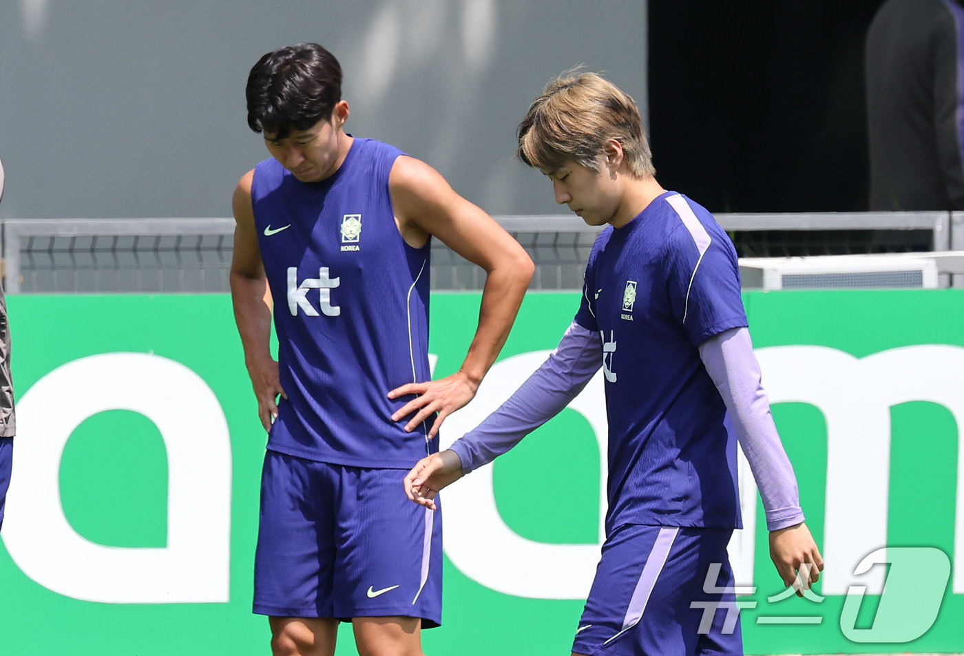(과달라하라(멕시코)=뉴스1) 임세영 기자 = 대한민국 축구국가대표팀 손흥민과 이강인이 27일(현지시간) 멕시코 과달라하라 인근 대한민국 축구대표팀의 베이스캠프 훈련장인 치바스 바 …