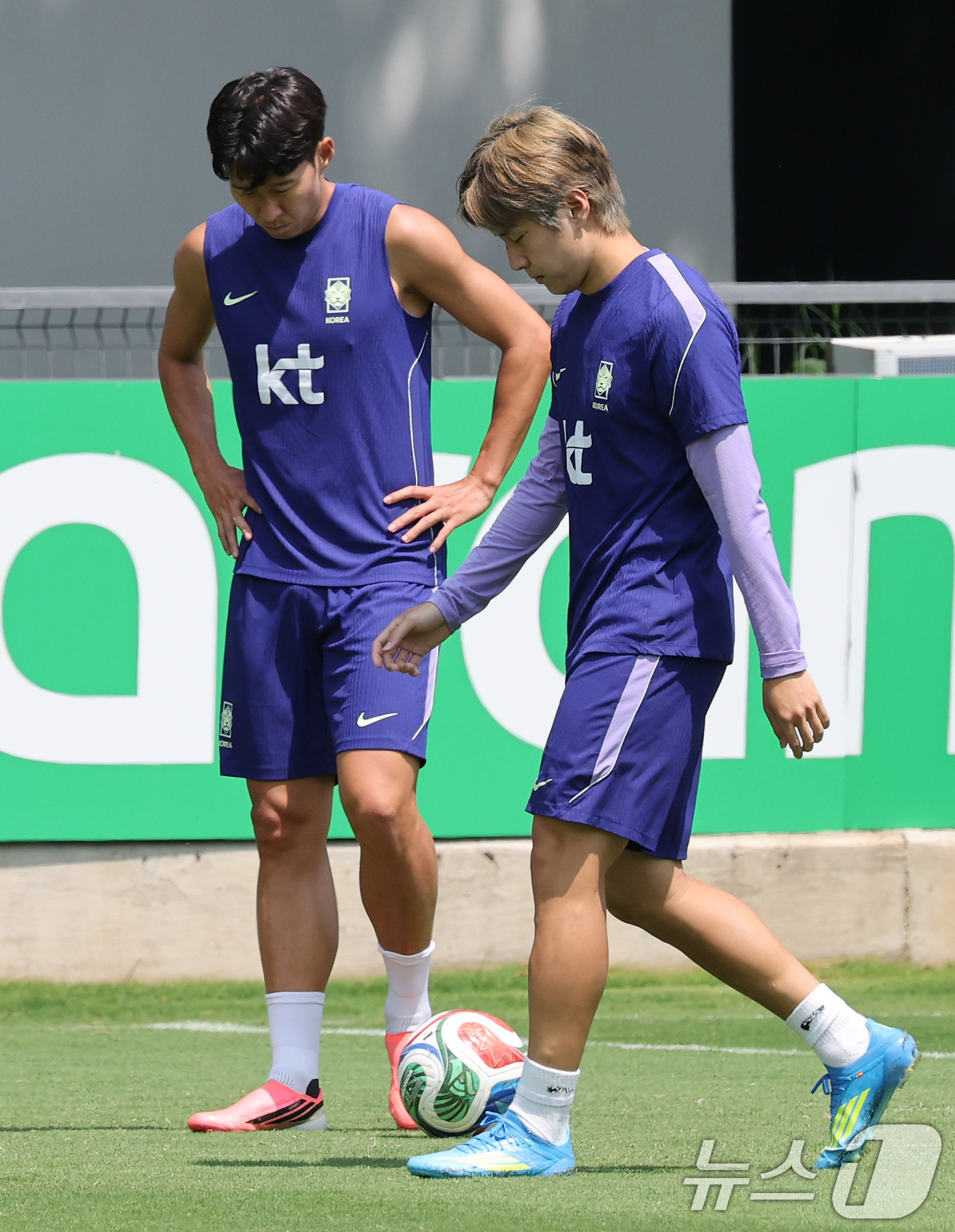 (과달라하라(멕시코)=뉴스1) 임세영 기자 = 대한민국 축구국가대표팀 손흥민과 이강인이 27일(현지시간) 멕시코 과달라하라 인근 대한민국 축구대표팀의 베이스캠프 훈련장인 치바스 바 …