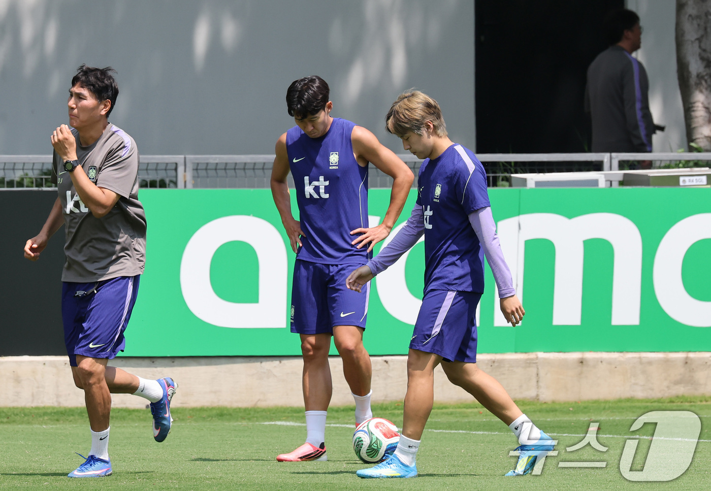 (과달라하라(멕시코)=뉴스1) 임세영 기자 = 대한민국 축구국가대표팀 손흥민과 이강인이 27일(현지시간) 멕시코 과달라하라 인근 대한민국 축구대표팀의 베이스캠프 훈련장인 치바스 바 …